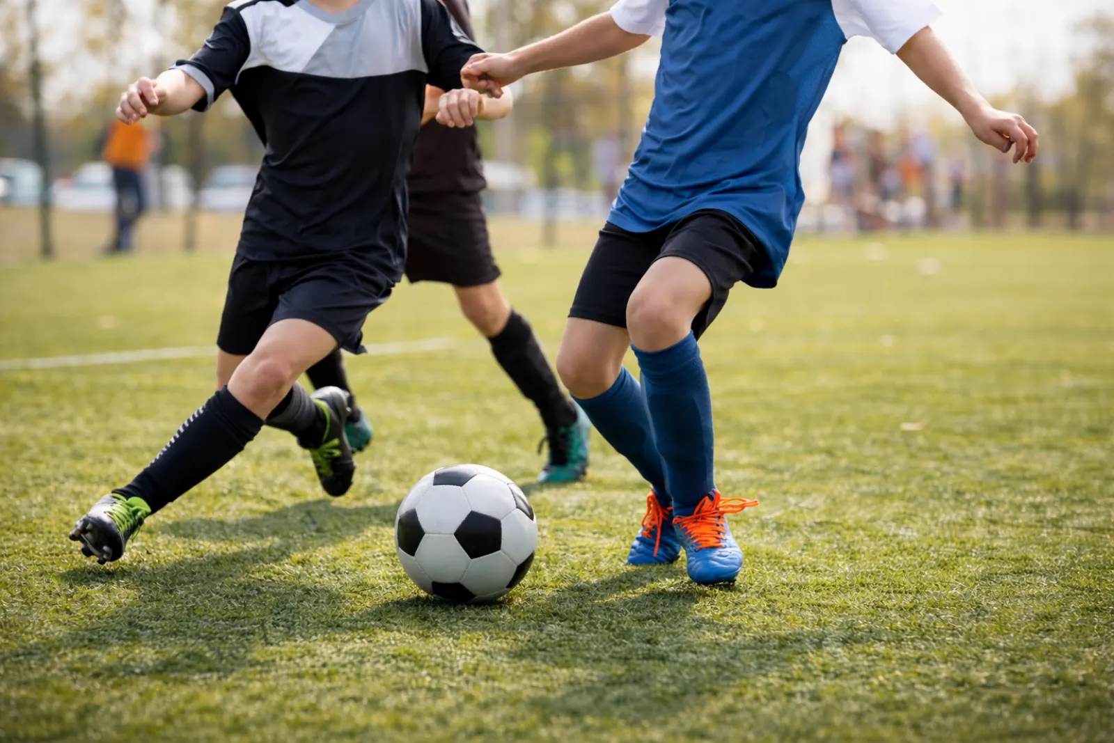 Bambini che giocano a calcio